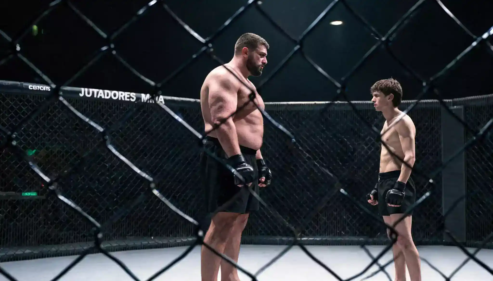 Dois lutadores de MMA de categorias de peso diferentes no octógono